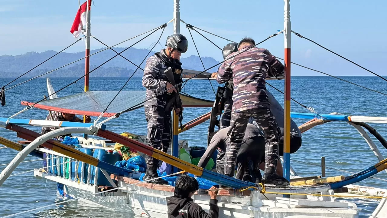 Prajurit TNI AL melakukan pemerisaa kapal WNA diduga mengangkut barang selundupan ilegal. Foto Dok TNI AL
