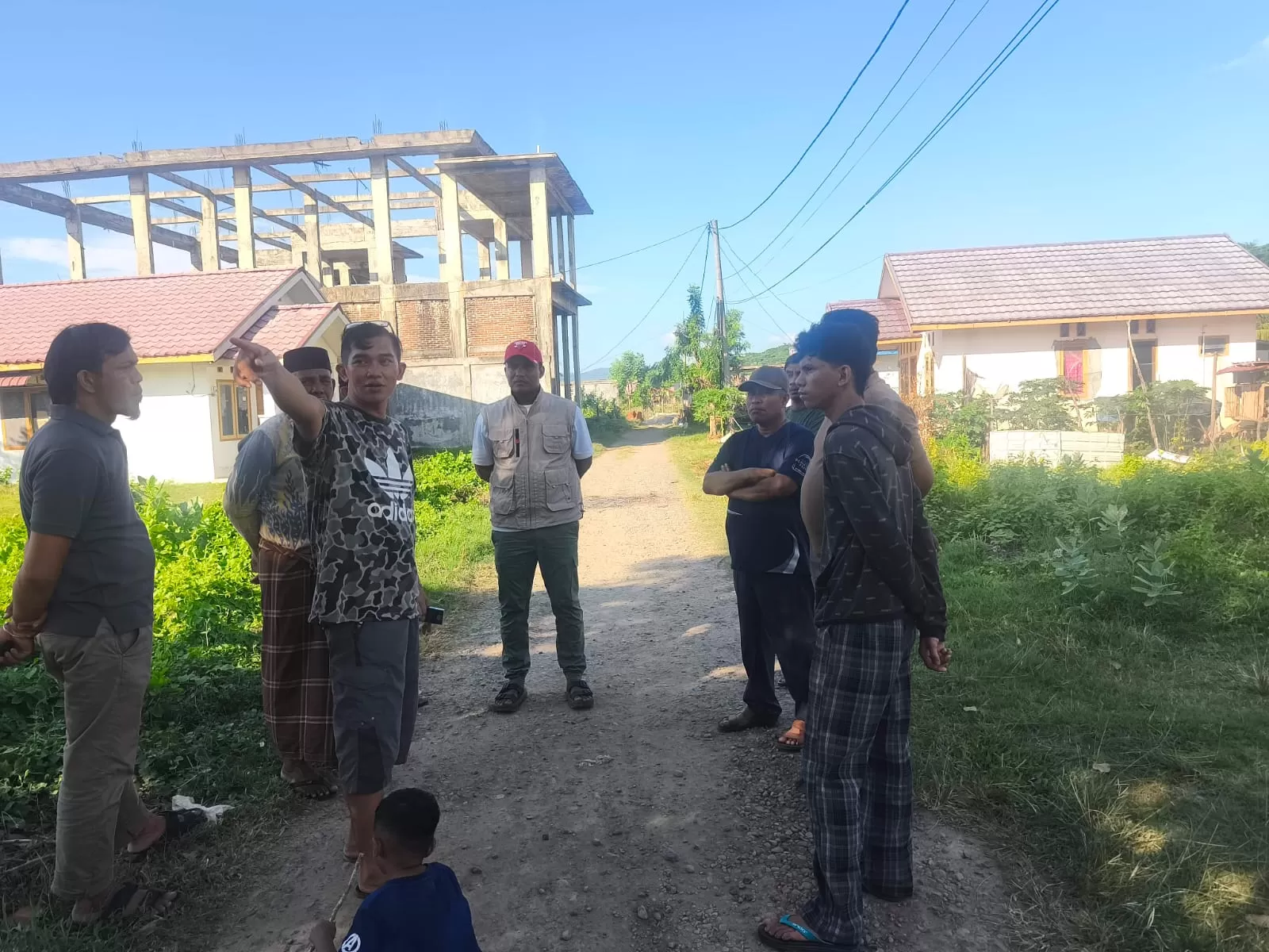 Anggota Pollisi bersama warga berada di lokasi tempat kejadian perkara  di Aceh Besar. Foto.Dok Polresta Banda Aceh.
