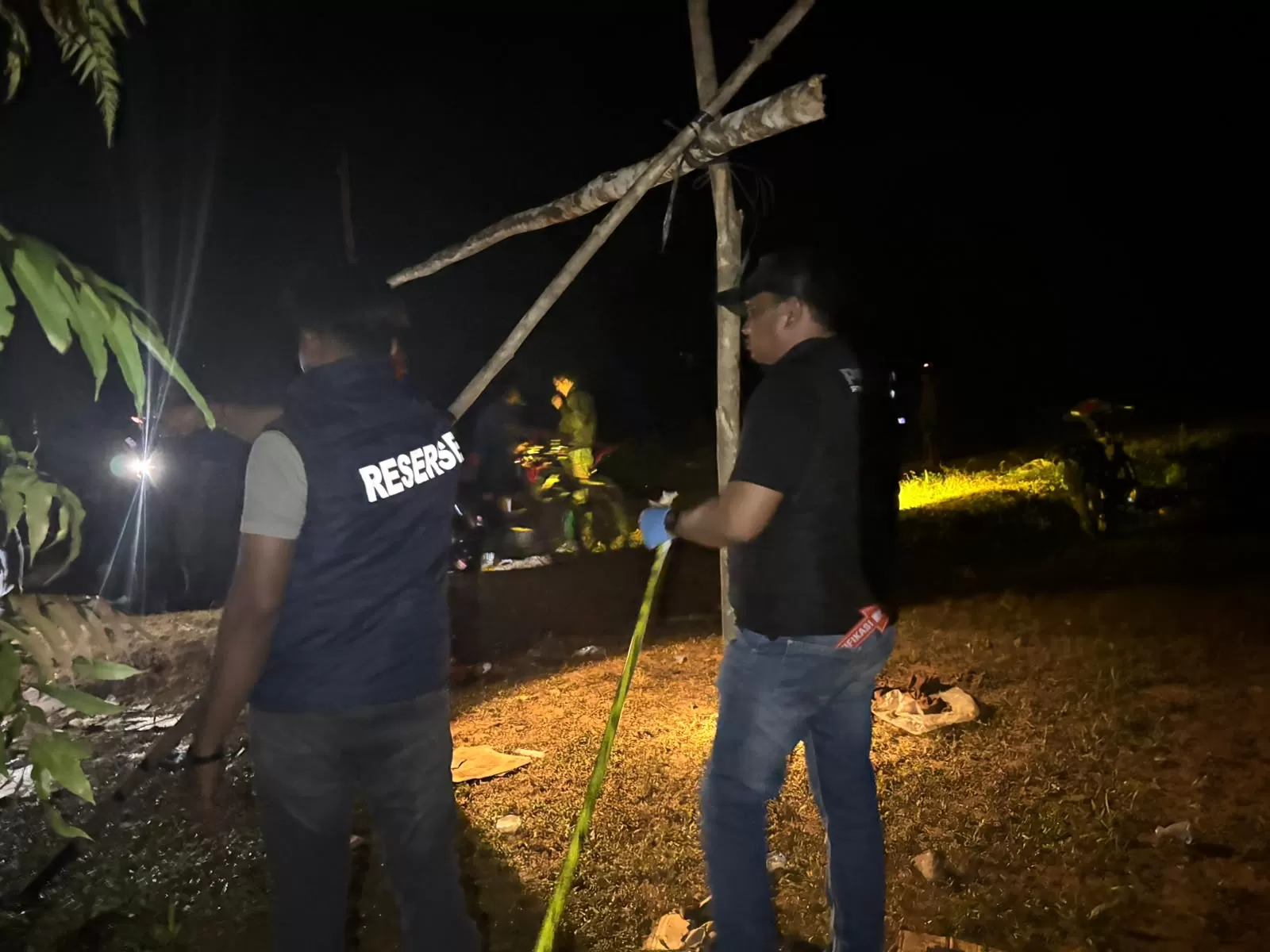 polisi temasa police lina di lokasi tambang emas ilegal. foto Dok Polresta Aceh Jaya