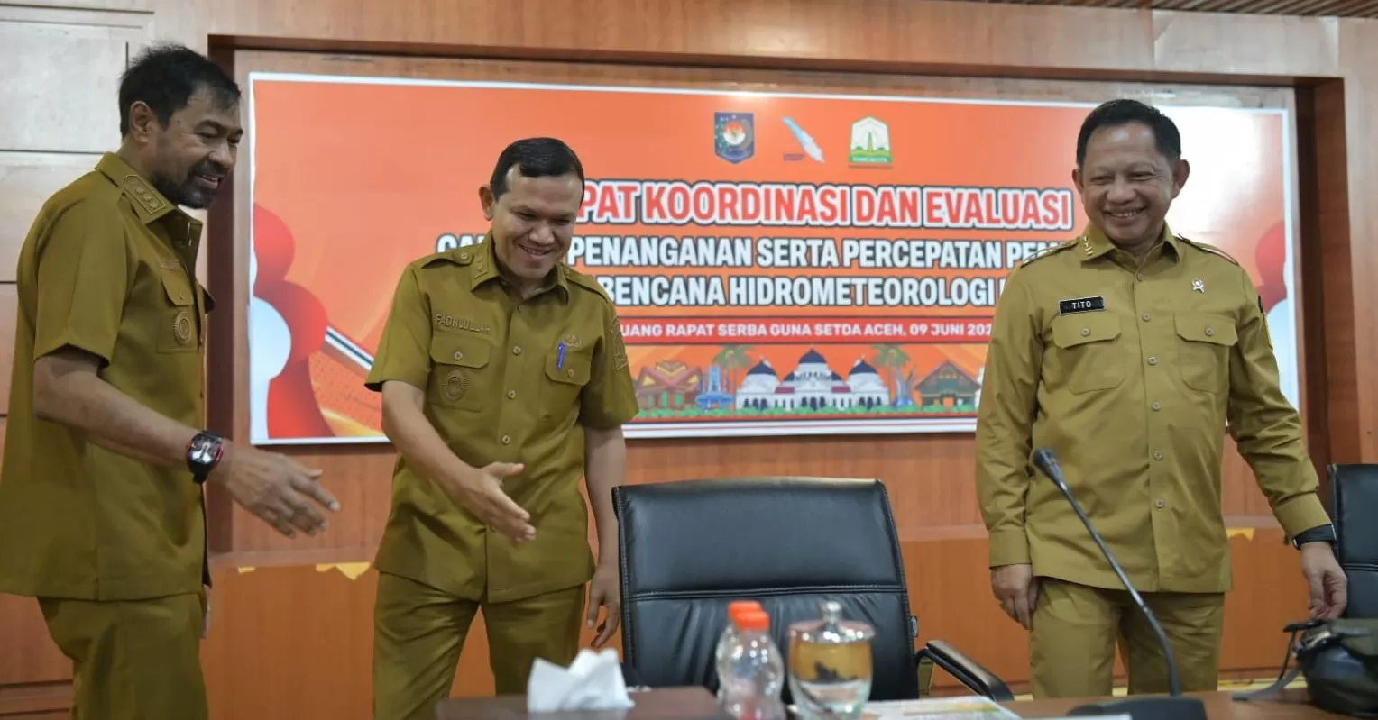 Gubernur Aceh Muzakir Manaf (kiri), Wagub Aceh Fadhulullah (tengah) dan Mendagri Muhammad Tito Karnavian (Kanan), mengikuti Rakor Pemulihan Aceh pasca bencana hidrometeorologi di Banda Aceh, Selasa (9/6). Foto Dok Biro Adpim.