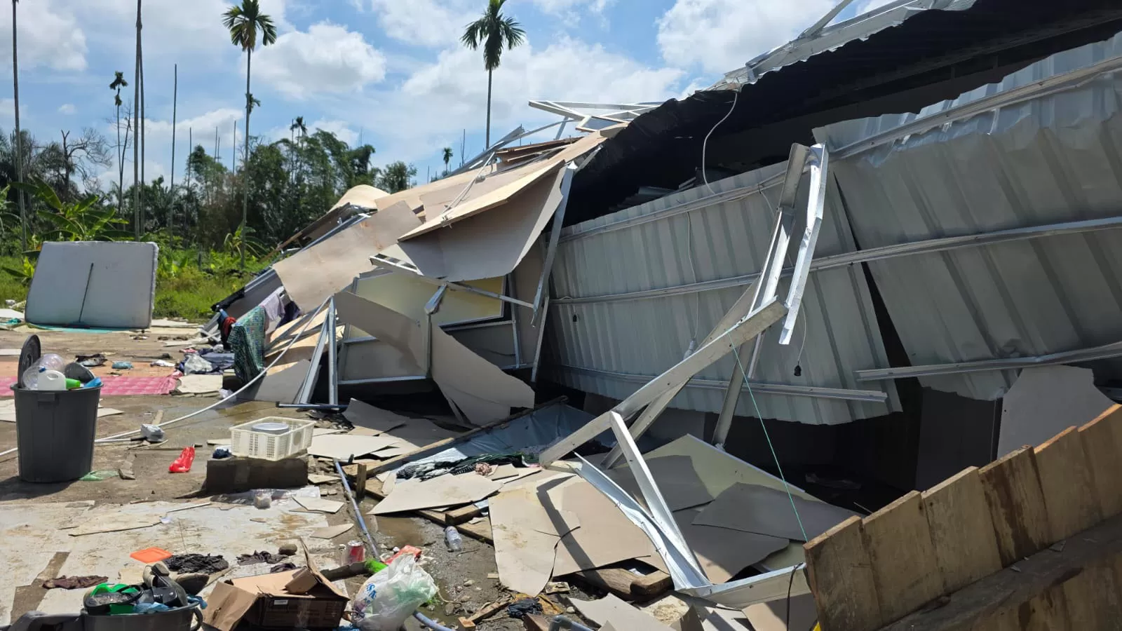 Satu dari 58 unit hunian sementara (Huntara) yang ditempati korban bencana banjir rusak berat akibat diterjang angin kencang di kabupaten Aceh Utara,  Selasa (2/6/2026). Foto Dok BPBD Aceh Utara.