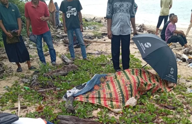 Warga terseret ombak saat memancing  ditemukan sudah meningal di Pulau Aceh. Foto Dok BPBD Aceh Besar.