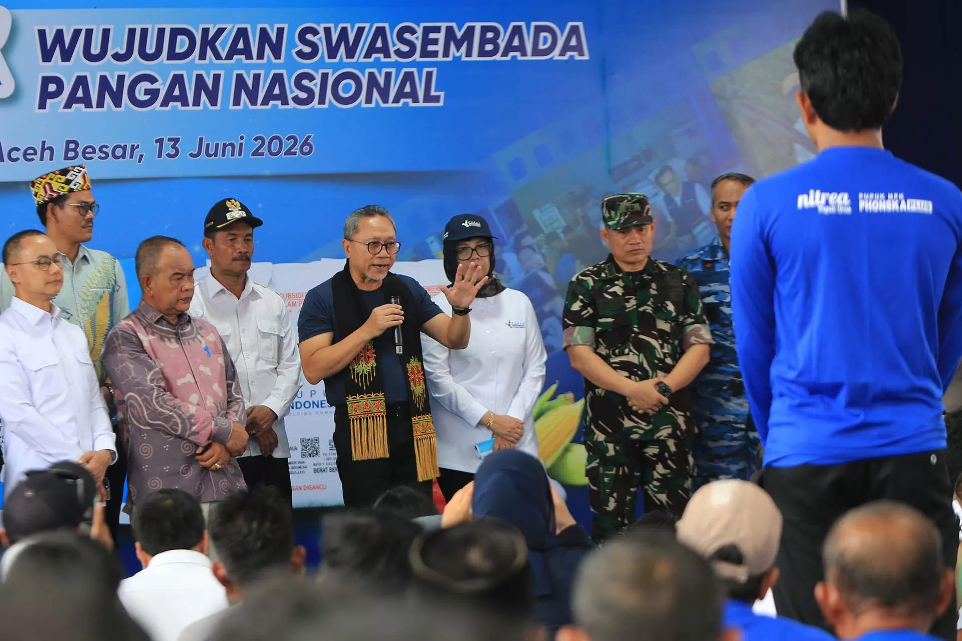 Menko Bidang Pangan, Zulkifli Hasan( tengah) berbincang dengan anggota kelompok tani saat Rembuk Tani di Aceh Besar, Sabtu (13/6/2025). Aentenews Foto/Ampelsa.