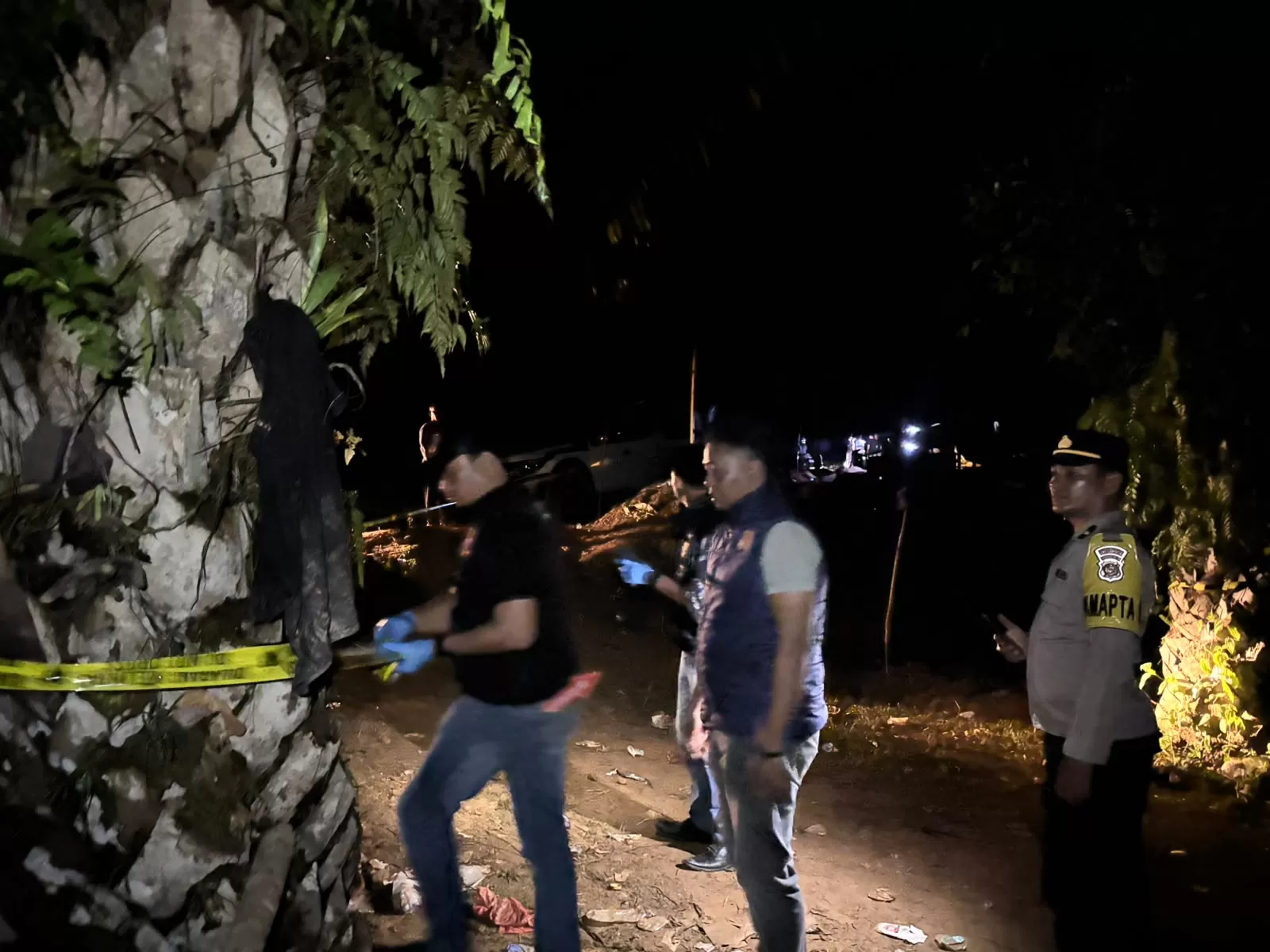 Polisi memasang police line di lokasi tambang emas ilegal.Foto Dok Polres Aceh Jaya.
