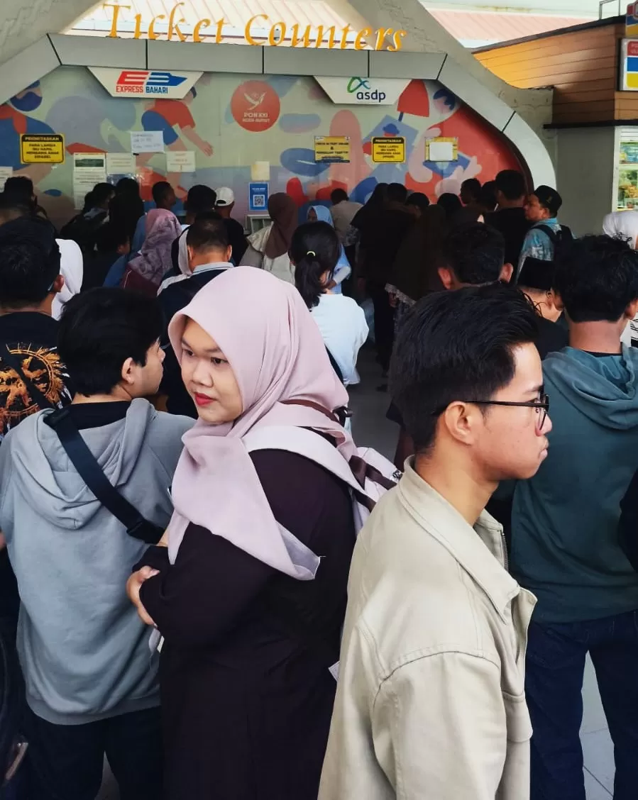 Wisatawan antre membeli tiket di pintu loket kapal cepat Pelabuhan Ulee Lheue Banda Aceh. Foto kiriman warga/Ismail.