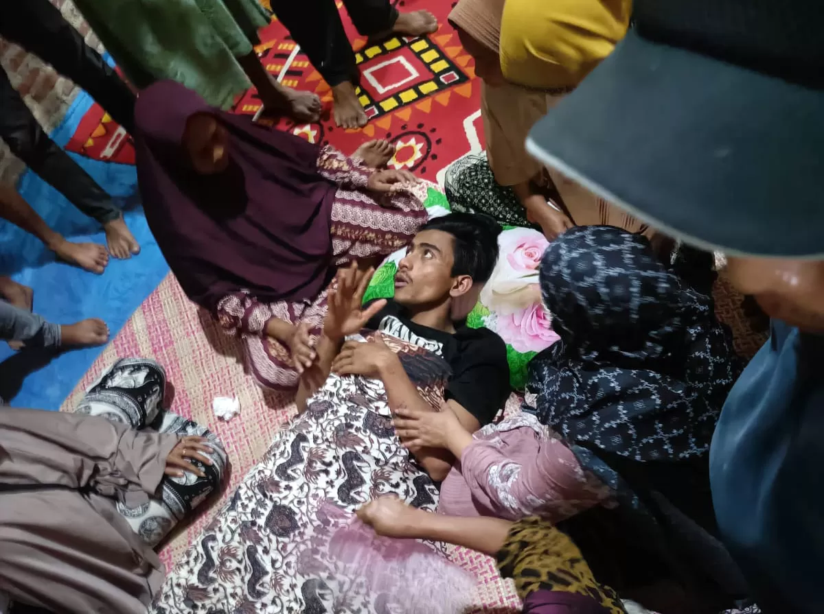 Pendaki, Faiz Hidayat berada di rumah warga dalam kondisi selamat setelah ditemukan  selamat  di desa Lamteba, kabupaten Aceh Besar.  Foto Dok Tim SAR.