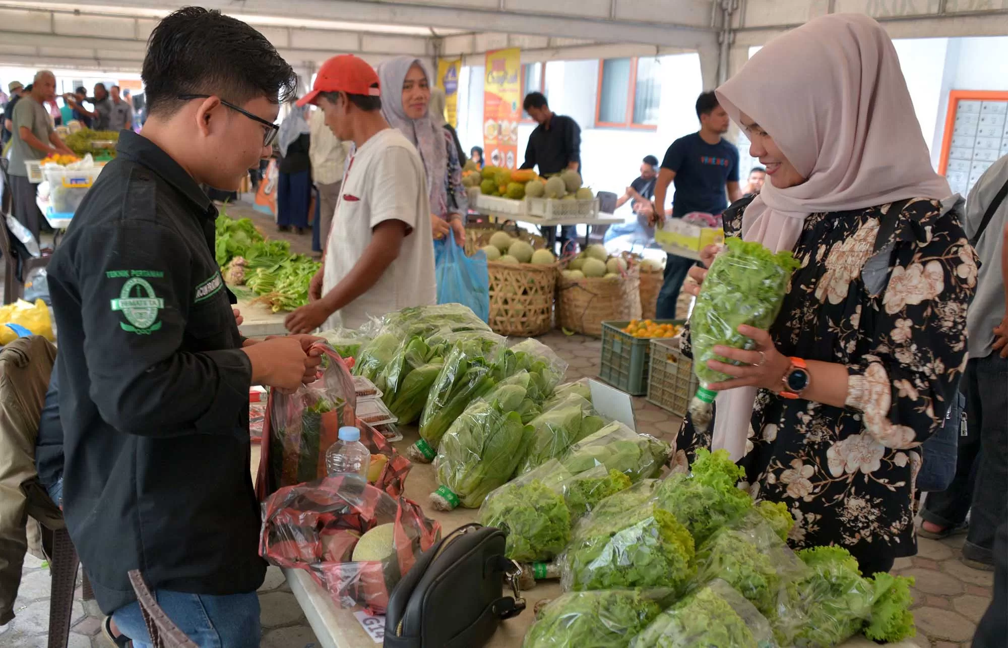 Pengunjung berbelanja beberapa jenis komoditas pertanian dan perkebunan saat berlangsung Pasar Tani Pengendalian Inflasi di Banda Aceh. Aentenews Foto/Ampelsa.