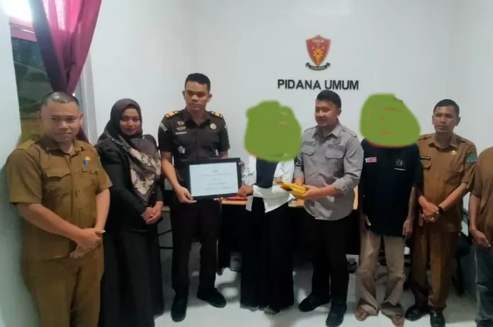 Penyerahan restitusi .Foto  Dok Pemkab Aceh Jaya
