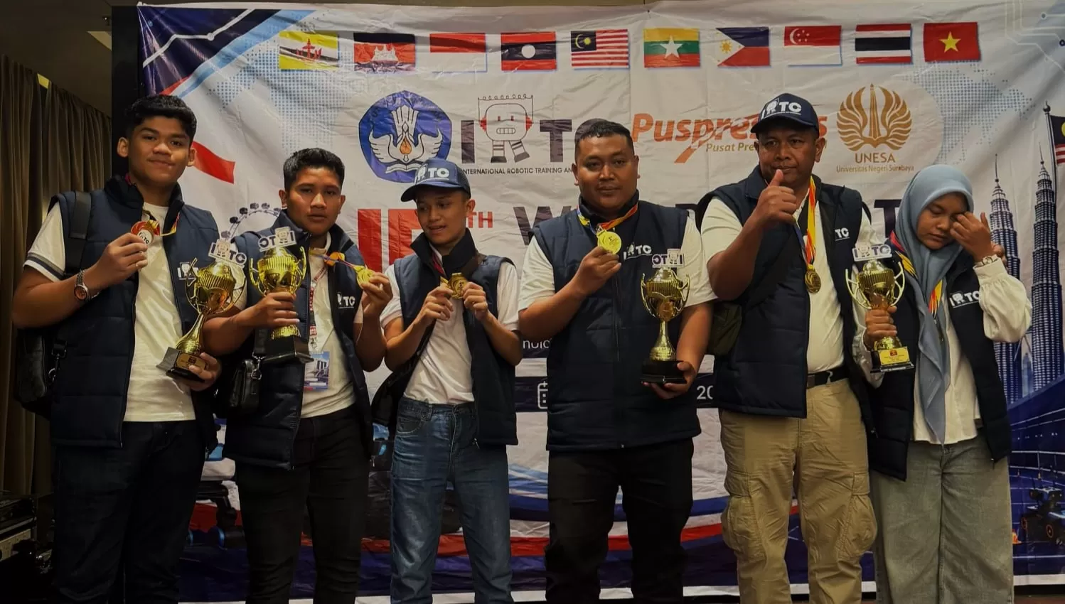Kepala MAN 1 Pidie Muhammad Thaifuri, foto bersama usai meraih juara di Malaysia, Sabtu (27/6/2026) (Foto IST).