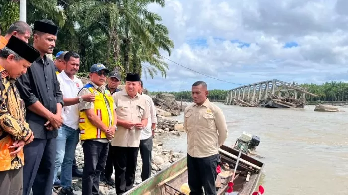 Anggota DPR tinjau jembatan putus di Nagan Raya. Foto Dok Pemkab Nagan Raya.