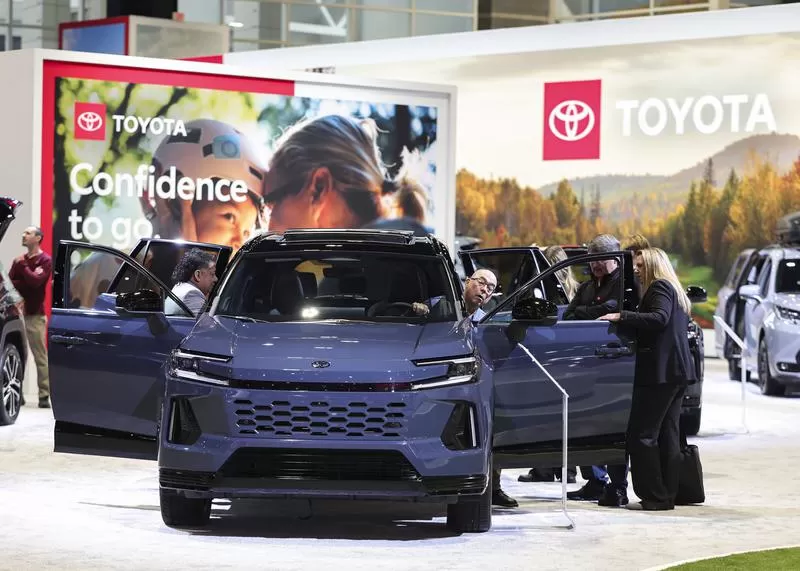 (260207) -- CHICAGO, Feb. 7, 2026 (Xinhua) -- Journalists look at an all-new 2026 Toyota RAV4 during the 2026 Chicago Auto Show Media Preview at McCormick Place in Chicago, the United States, on Feb. 6, 2026. The 2026 Chicago Auto Show runs from Feb. 7 to 16, with more than 30 manufacturers displaying products. (Photo by Joel Lerner/Xinhua)