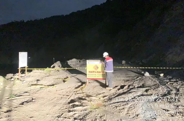 tutup jalan di lokasi longsor. Foto IST