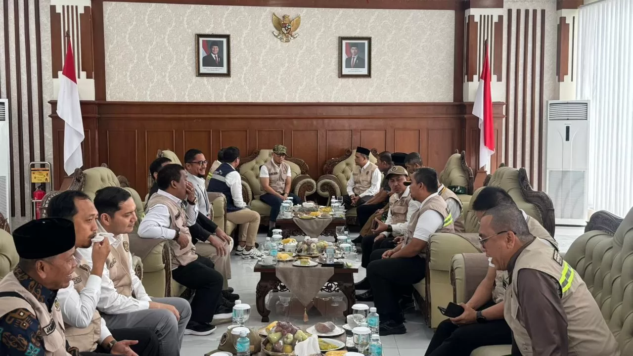 Wakil Menteri Haji dan Umroh , Dahniel Anzar melakukan pertemuan dengan petugas  PPIH  Saat tiba di Banda Aceh, Senin (29/6/2026). Foto Humas PPIH Aceh.