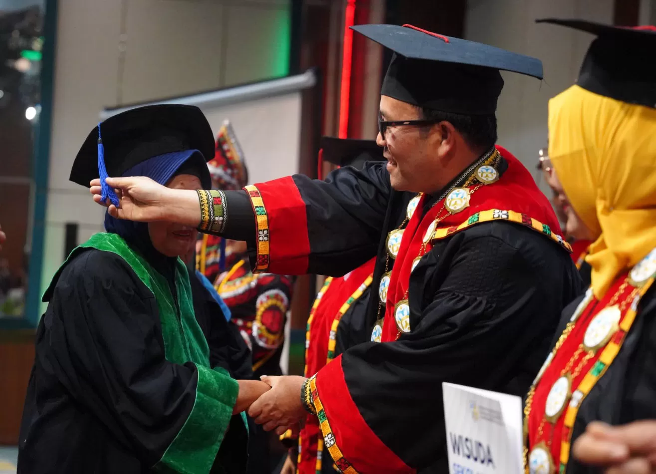 Wisuda sekolah lansia .Foto Dok Pemkab Aceh Tengah