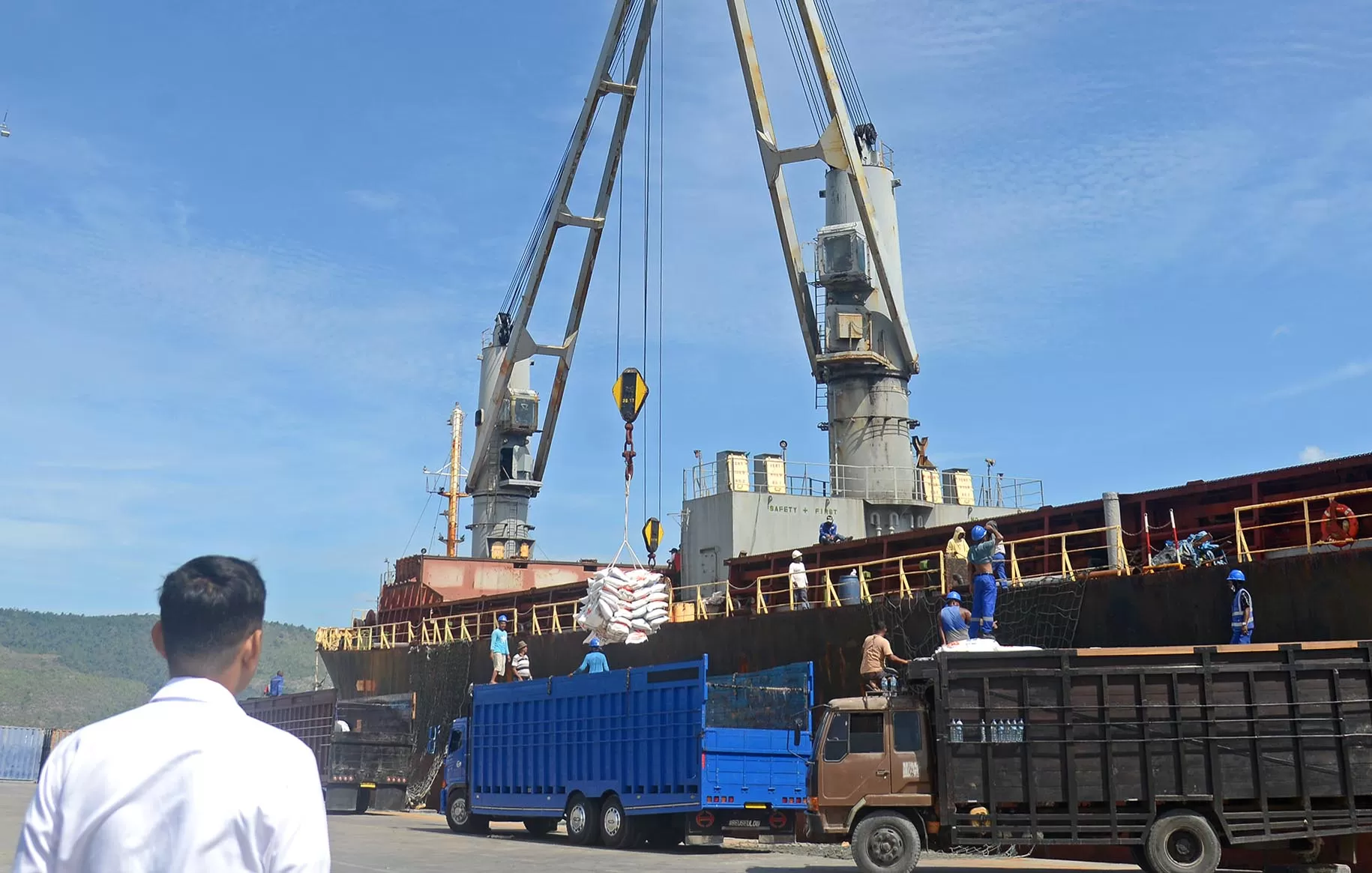 Foto Ilustrasi. Aktivitas impor beras di pelabuhan Malahayati, Kab Aceh Besar. Aentenews Foto/Ampelsa