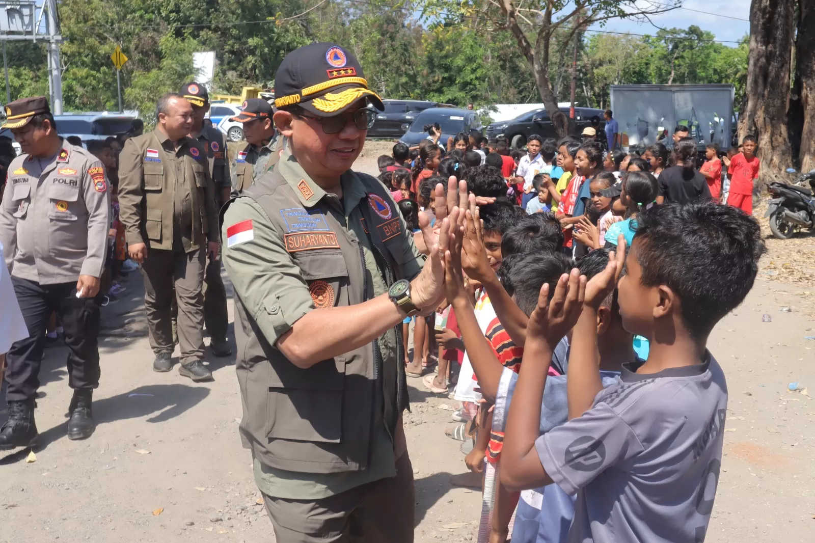 Kepala BNPB, Suharyanto kunjungi warga terdampak erupsi  gunung api. Foto Dok BNPB