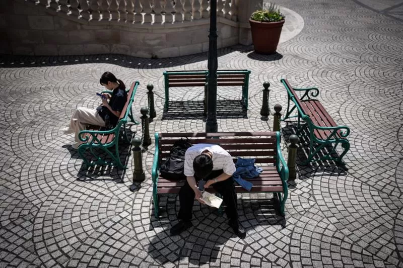 (260519) -- TOKYO, May 19, 2026 (Xinhua) -- People rest on benches in Tokyo, Japan, May 18, 2026. Japan's economy expanded at an annualized real 2.1 percent in the first quarter of 2026, government data showed Tuesday.    Quarter-on-quarter, real gross domestic product in the January-March period increased 0.5 percent from the previous three months, the Cabinet Office said in its preliminary report. (Xinhua/Jia Haocheng)