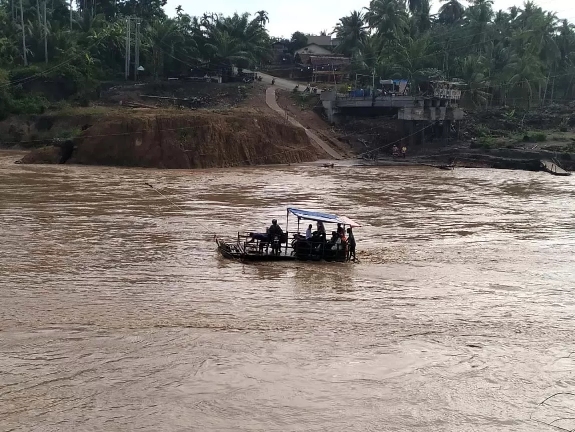 Foto Ilustrasi.Sejumlah warga menaiki rakit pascaputusnya jembatan diterjang banjir bandang November 2025. Foto Nirwana warga pedalam Bireuen.