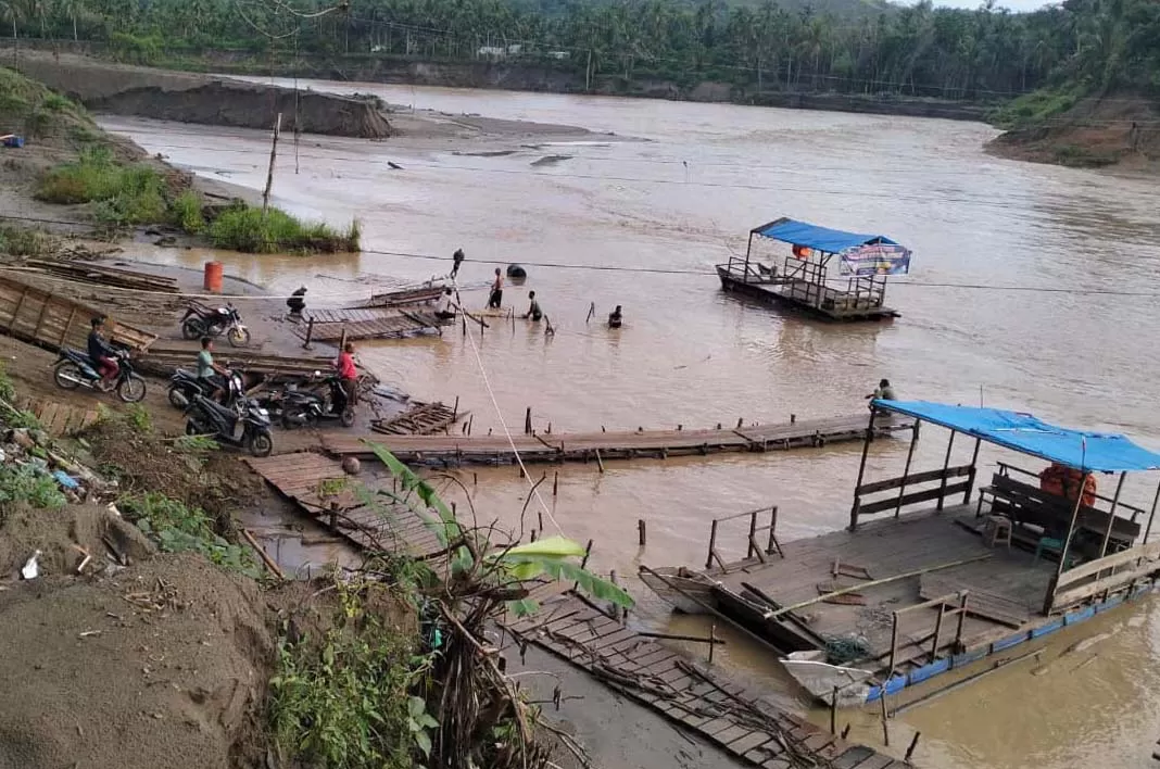 Foto Ilustrasi. Sejumlah warga menaiki rakit pascaputusnya jembatan diterjang banjir saat menyeberangi Sungai di desa Darul Aman, kecamatan Peusangan Selatan, kabupaten Bireuen, Aceh, Jumat (9/4/2026).