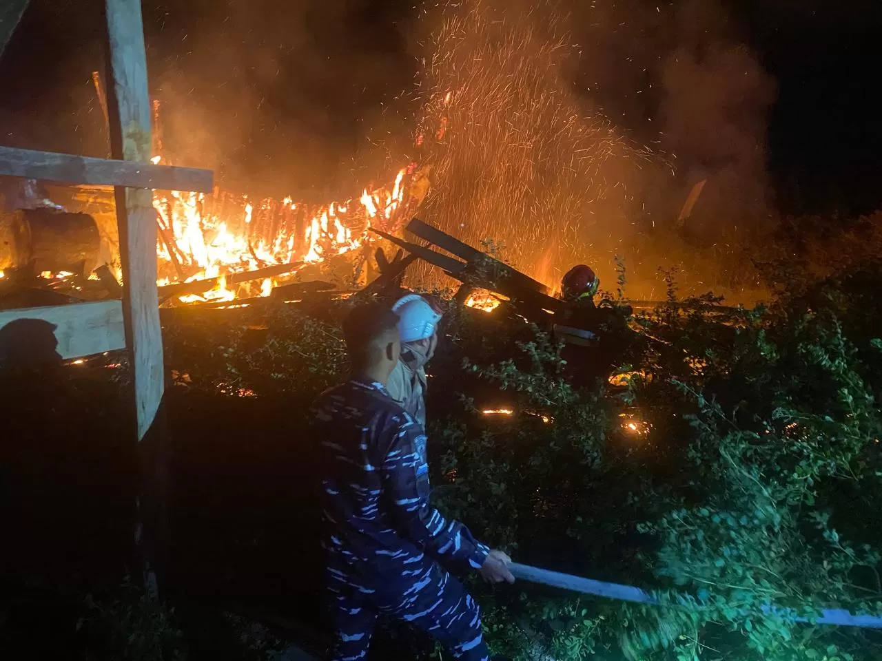 Kebakaran kapal nelayan.Foto Warga.