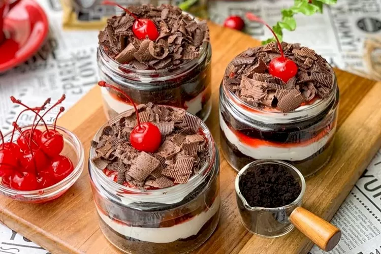 Resep Black Forest Jar, Dessert Manis Yang Nyoklat Banget - Akurat