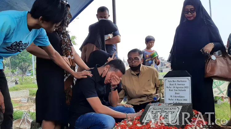 Isak Tangis Ressa Herlambang Di Pusara Sang Ibu - Akurat