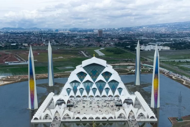 Miliki Arsitektur Unik, 7 Potret Megahnya Masjid Al Jabbar Rancangan ...