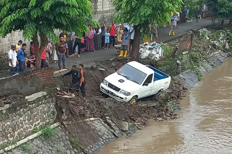 Plengsengan Ambrol, Mobil Terperosok Ke Sungai - Akurat Jatim