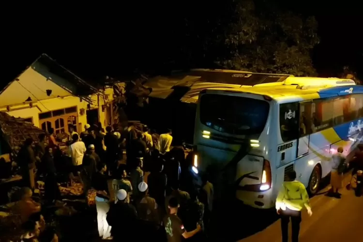 Bus Rombongan TK Asal Blitar Sasak Rumah Di Pasuruan, 15 Orang Luka ...