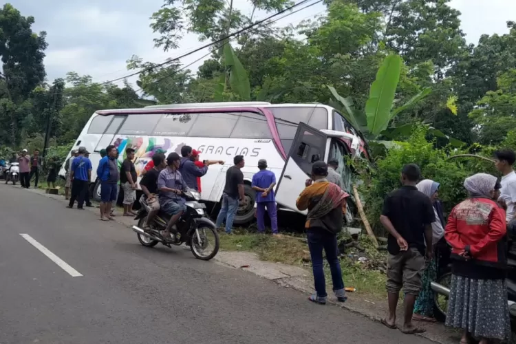 Kronologi Bus Pariwisata Rem Blong Sasak Sejumlah Kendaraan Saat Turun ...