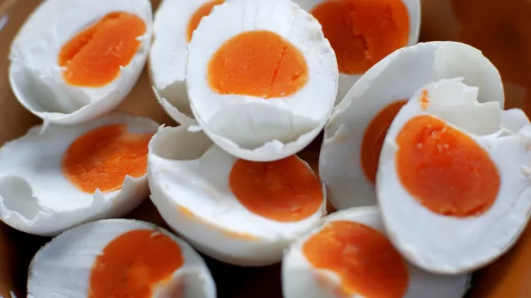 Ini 4 Efek Samping Bila Mengkonsumsi Telur Asin Secara Berlebihan - Akurat  Jateng