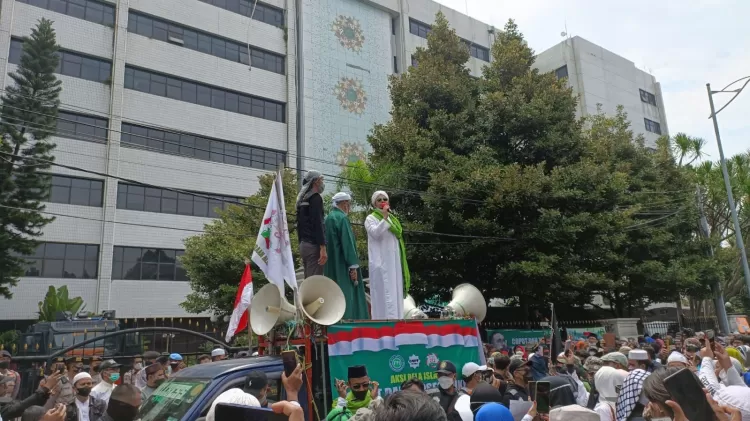 Demo Di Depan Kemenag, Massa PA 212 Bawa Spanduk Bertuliskan 'Copot Dan ...