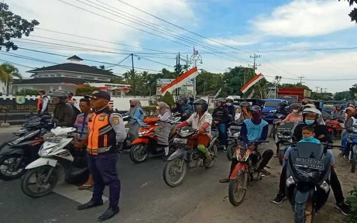 Para Pengendara Di Jalinsum Serdang Bedagai Ikut Heningkan Cipta ...