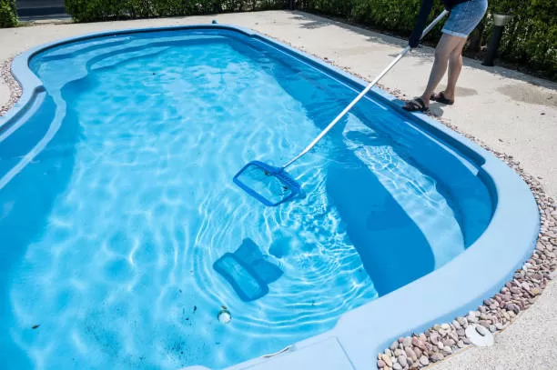 Ilustrasi cara cara merawat kolam renang.