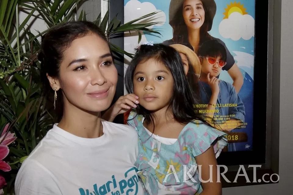 Artis Marsha Timothy hadir bersama anaknya Jizzy Pearl Bastian saat penayangan film “Kulari Ke Pantai” di kawasan Kuningan, Jakarta, Jumat (22/6). Di film terbarunya 