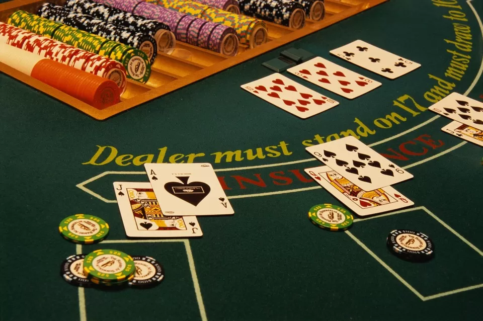 Trik Membaca Gerakan Dealer di Live Dealer Blackjack