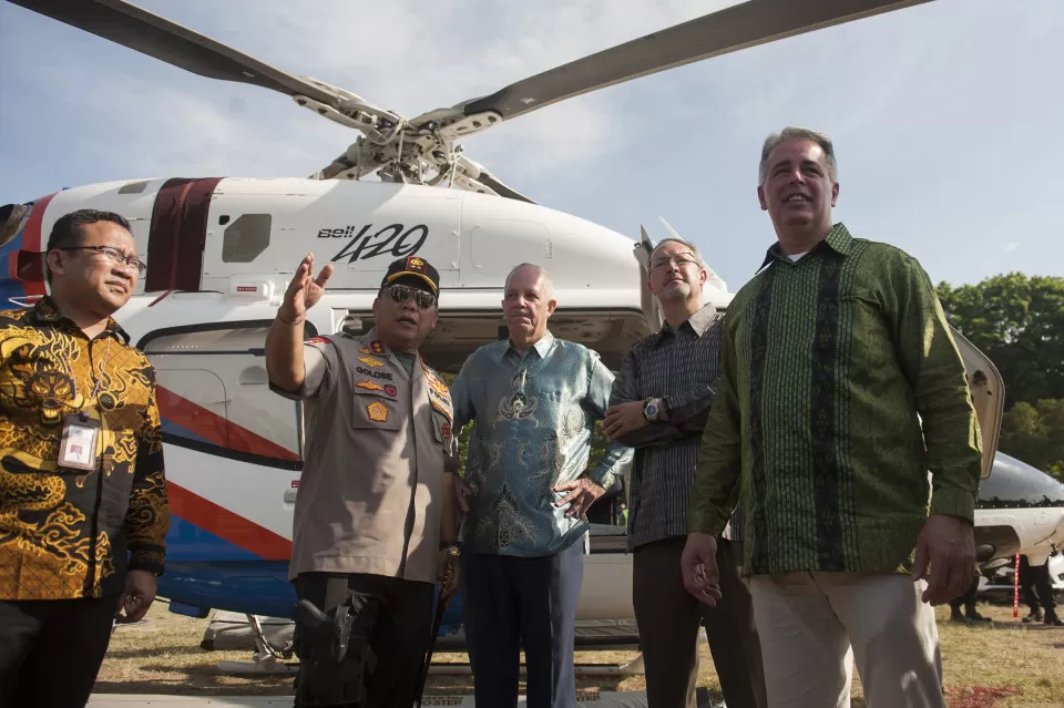Kapolda Bali Irjen Pol Petrus Reinhard Golose (kedua kiri) memberi penjelasan terkait pengamanan kepada anggota tim keamanan IMF-Bank Dunia dalam Gelar Pasukan Operasi Puri Agung VI 2018 untuk pengamanan pertemuan IMF-Bank Dunia di Lapangan Niti Mandala Renon, Denpasar, Kamis (4/10/2018). Polri menerjunkan ribuan personel dan mulai memperketat pengamanan di berbagai kawasan di Bali menjelang berlangsungnya sidang tahunan IMF-Bank Dunia di Nusa Dua.