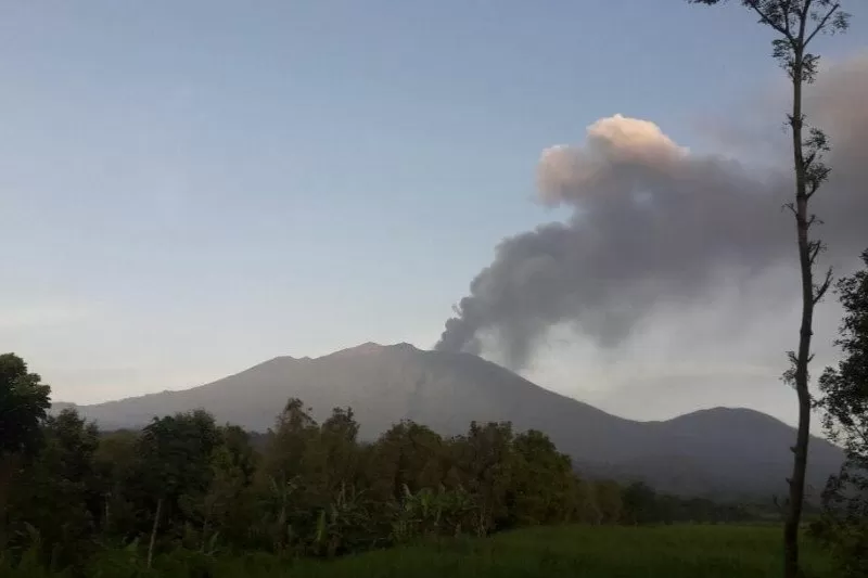 Gunung Raung yang terletak di antara Banyuwangi, Jember dan Bondowoso, erupsi dan abu vulkanik dirasakan sejumlah wilayah di Banyuwangi. Minggu (7/2/2021)