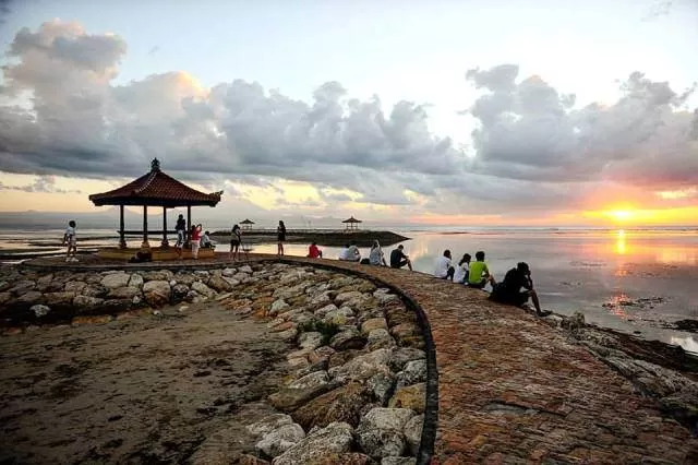 Pantai Karang Sudah Ramai Sejak Sebelum Matahari Terbit - Bali Express