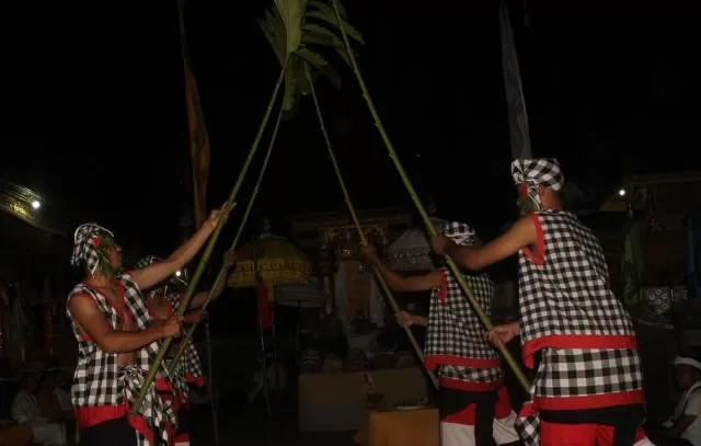 Tari Baris Babuang Di Desa Adat Batu Lantang Harus Dipentaskan Oleh ...