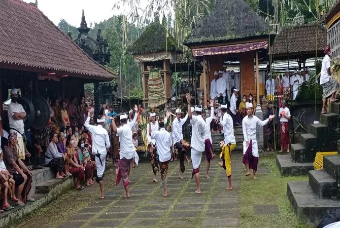 Sabha Muja Binih Diiringi Tari Jejumputan - Bali Express