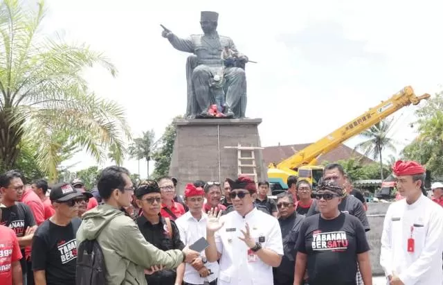 Patung Bung Karno Dipasang Menunjuk Gunung Batukaru - Bali Express