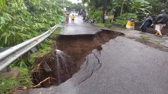 Hujan Deras, Tanah Longsor, Akses Jalan Lingkungan Bakung Terputus ...