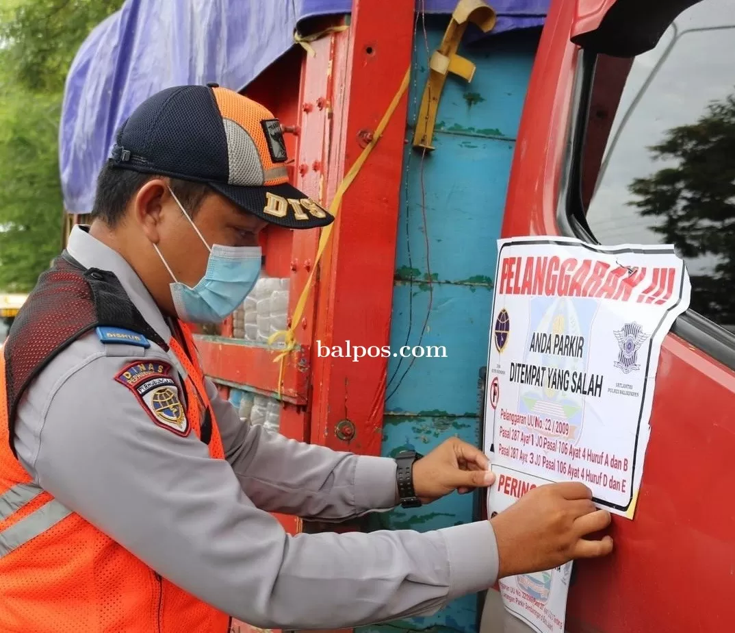 Dishub Lakukan Razia Parkir Sembarangan Di Bahu Jalan - Balpos