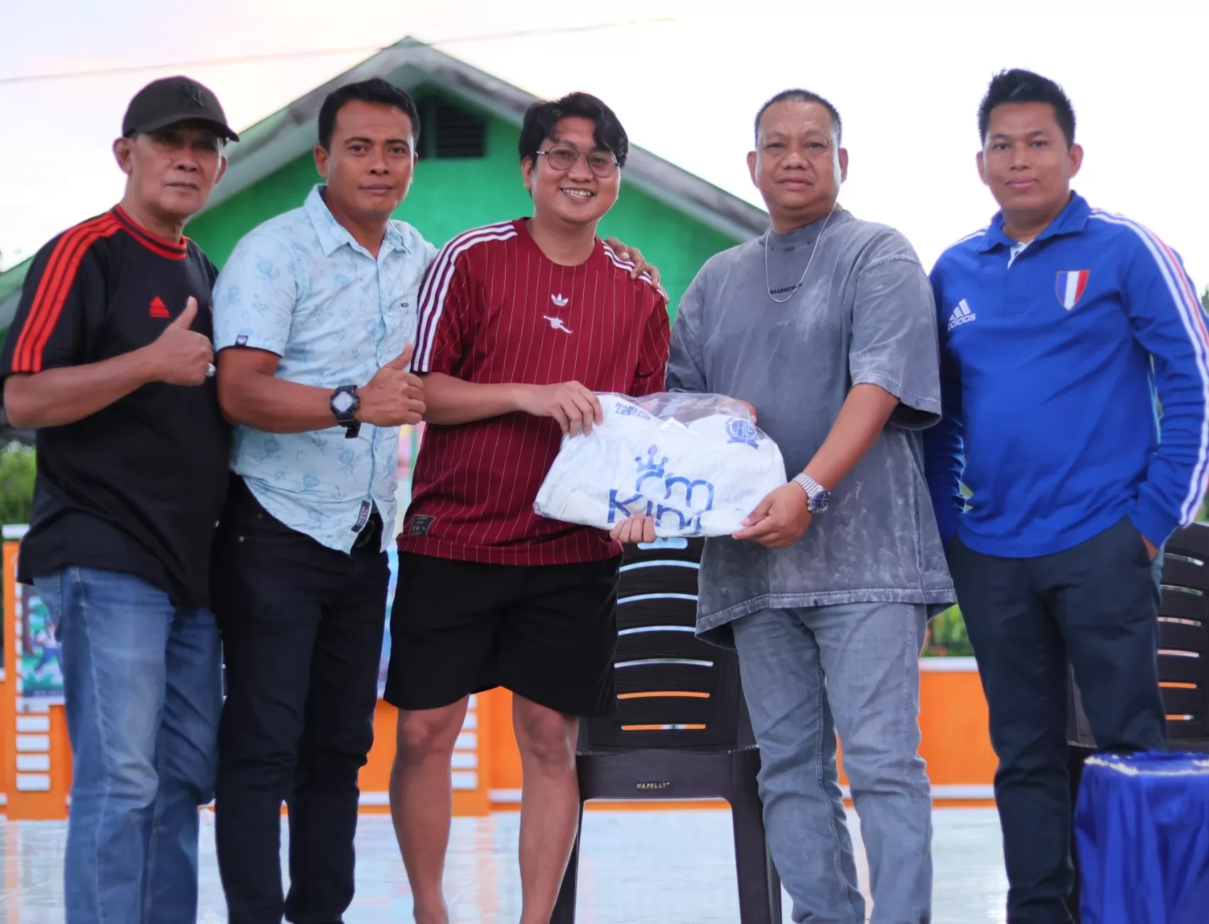 Ket.Foto: Om King Bersama Manajer Amis Putra Saat Penyerahan Cendera Mata