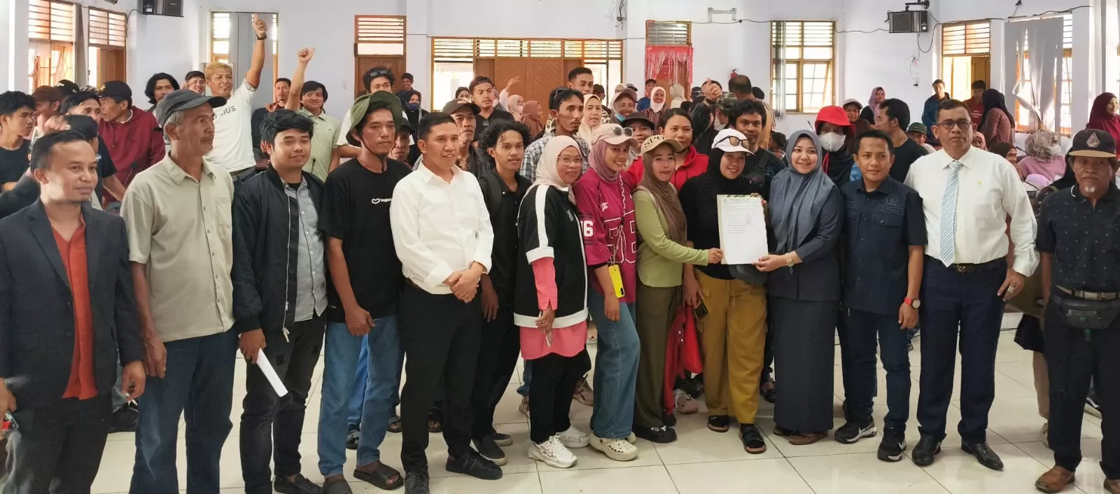 Ketfot: Massa Aksi dan Ketua DPRD Bersama Anggota