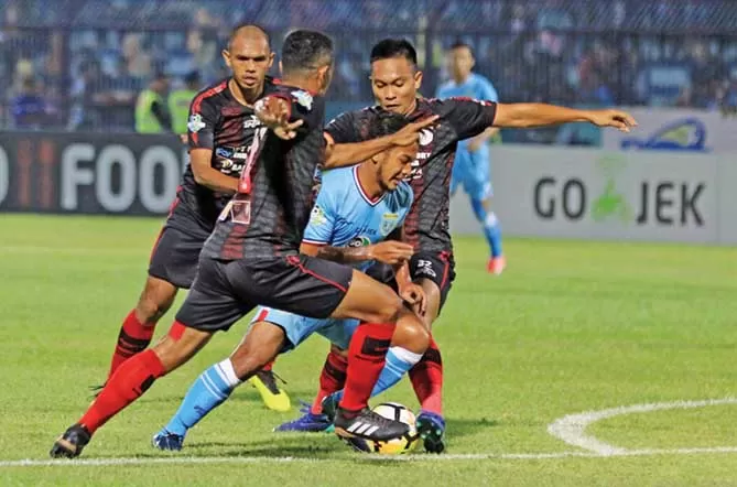 Diapit : Gian Zola diapit  3 pemain belakang Persipura saat ingin menerobos ke area pertahanan Lawan. ANJAR / RADAR LAMONGAN