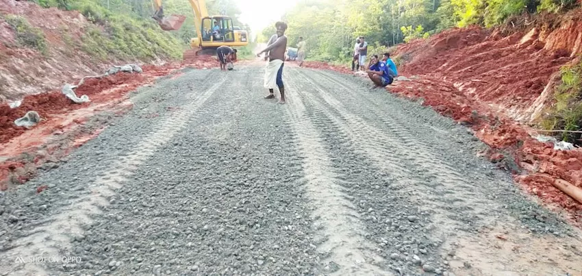 Salah satu titik jalan Trans Papua, Merauke-Boven Digoel  yang sebelumnya  rusak sedang  dalam  perbaikan dengan pemasangan  pasir batu (sirtu).