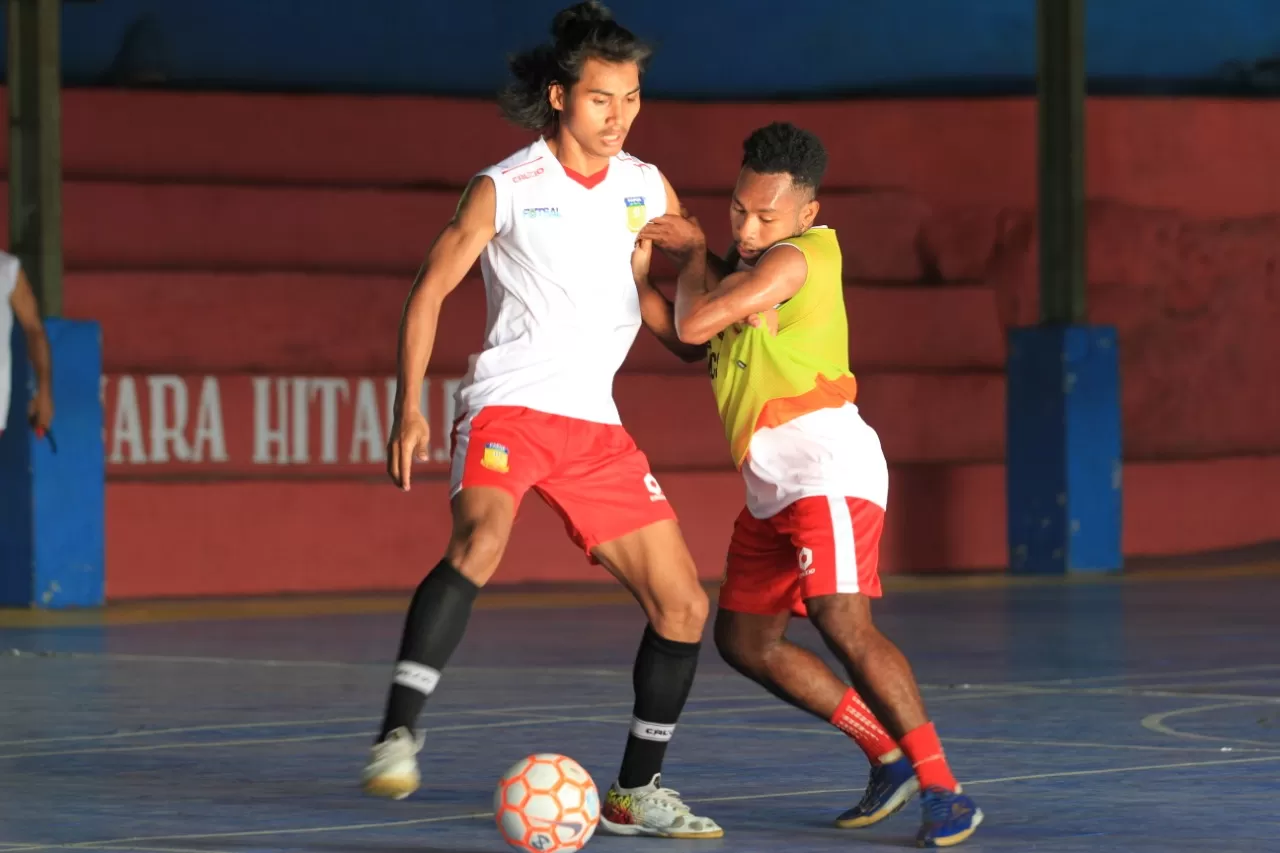 Pemain Futsal PON Papua saat mengikuti latihan di lapangan Futsal Mutiara Hitam, Polimak, Jayapura, Senin (10/8). (Erik / Cepos)