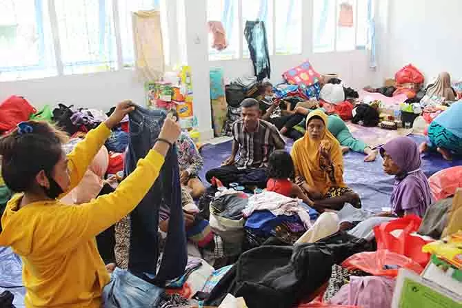Sejumlah warga korban kebakaran di Dok IX, Distrik Jayapura Utara saat berada di lokasi pengungsian di aula kantor Dinas Pendidikan, Perpustakaan dan Arsip Daerah Provinsi Papua, Rabu (21/10) ( FOTO: Elfira/Cepos)